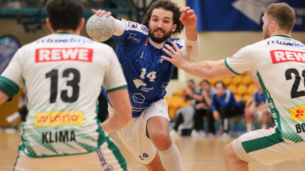 Jakub Powarzynski (Dessau, 14, blau) setzt sich gegen William Bogojevic (Leipzig, 20, weiß) und Matej Klima (Leipzig, 13, weiß) durch.