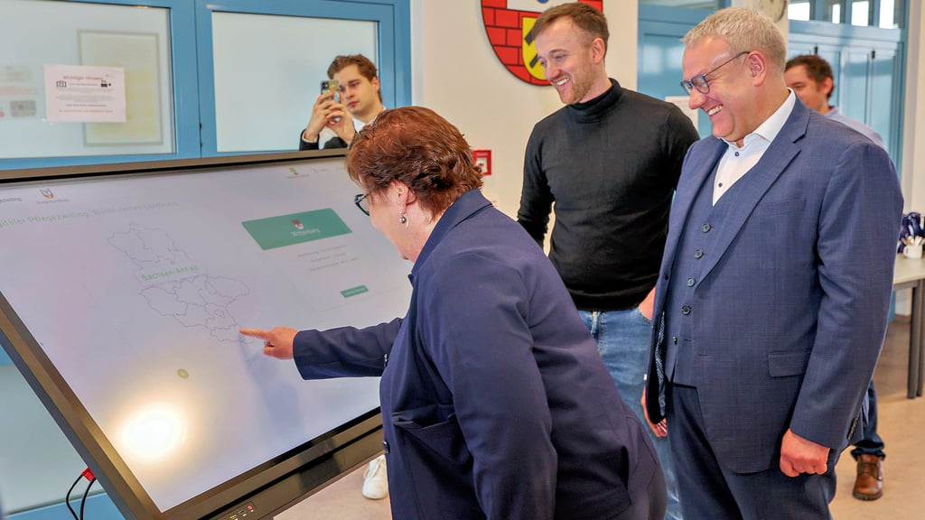 Den Burgenlandkreis  hat Gesundheitsministerin Petra Grimm-Benne bei der Vorführung des „digitalen Pflegezwillings“ auf der Sachsen-Anhalt-Karte sofort gefunden. Auch Projektleiter Alexander Röhrs und Landrat Götz Ulrich (v.l.n.r.) hatten bei der Präsentation viel Freude.