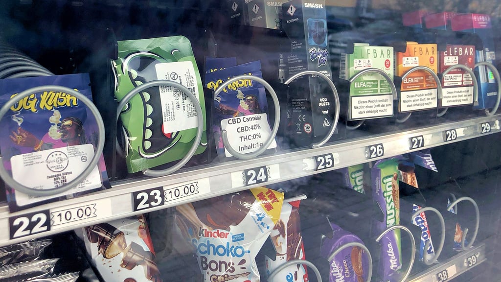 Unten Süßigkeiten, oben Cannabis-Produkte ab 18. Der Inhalt des Verkaufsautomaten in Stendal stößt auf Kritik.