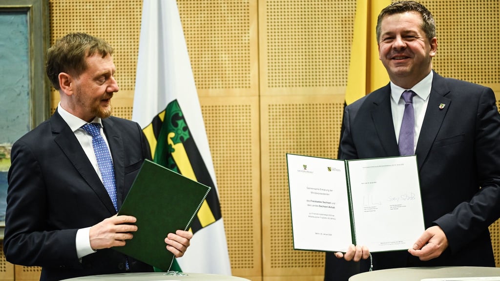 Die Regierungschefs von Sachsen und Sachsen-Anhalt unterzeichnen eine Erklärung für die Flughäfen.