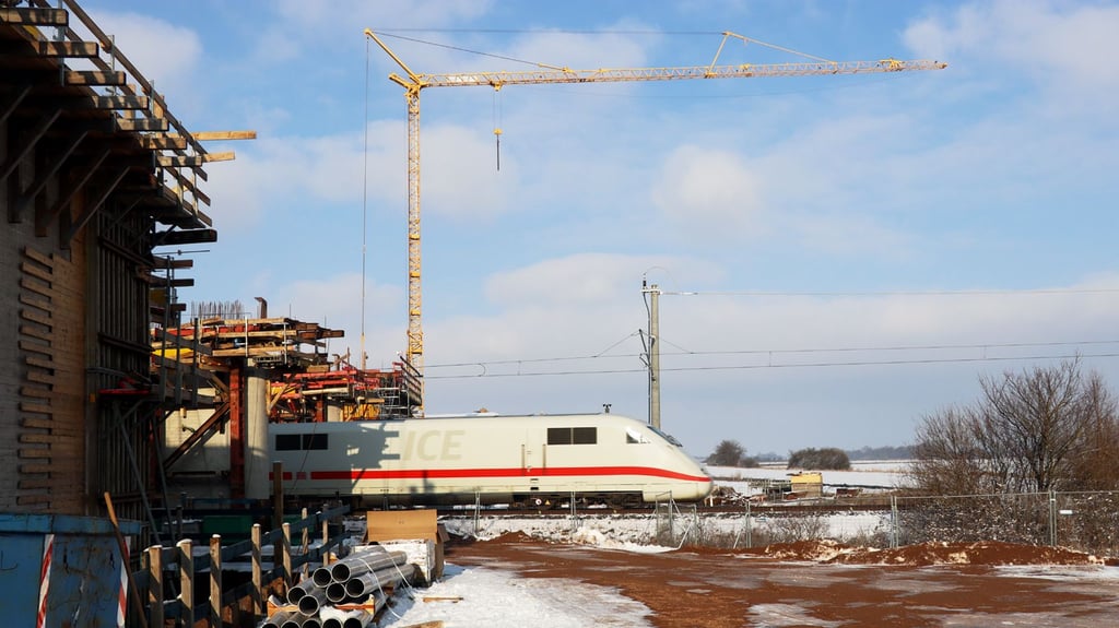 Tagsüber läuft der Bahnverkehr auf der Strecke Stendal-Uelzen nur tagsüber. Die Nächte gehören den Autobahnbauern. Derzeit dient die Strecke auch als ICE-Umleitung.weiter
