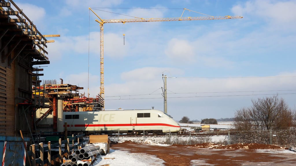 Tagsüber läuft der Bahnverkehr auf der Strecke Stendal-Uelzen weiter. Derzeit dient die Strecke auch als ICE-Umleitung.  Foto: ct-press
