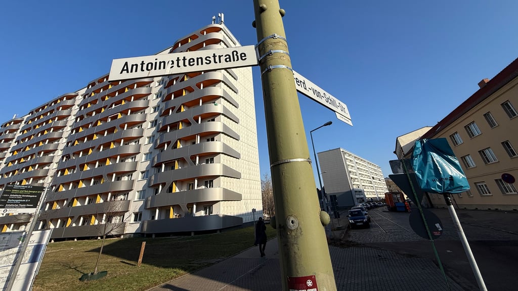 Diese Kreuzung in Dessau sollte gesperrt werden. Doch die Arbeiten starten später.