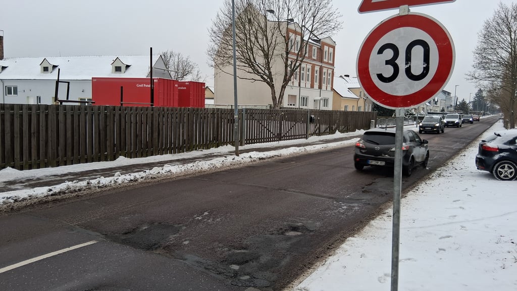 Die kalte Jahreszeit hat der Bebelstraße ordentlich zugesetzt.