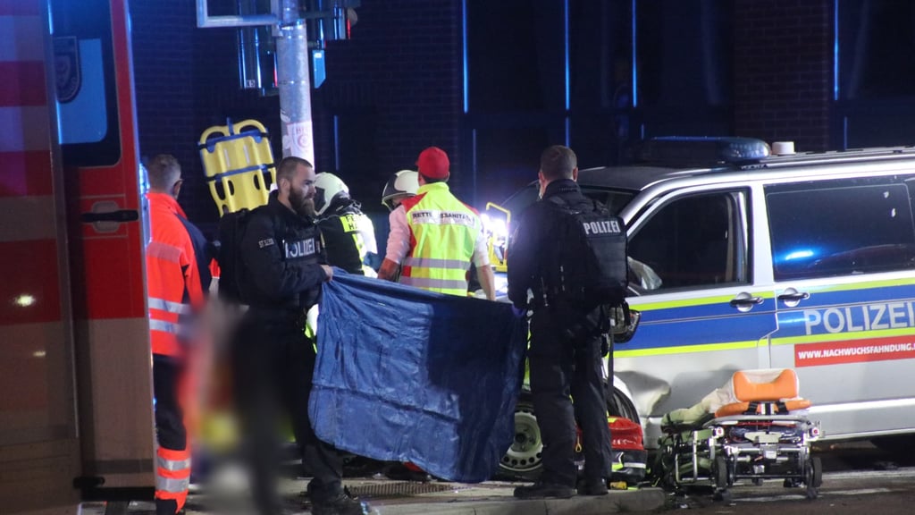 Rettungskräfte kümmern sich nach dem Unfall um einen Schwerverletzten.