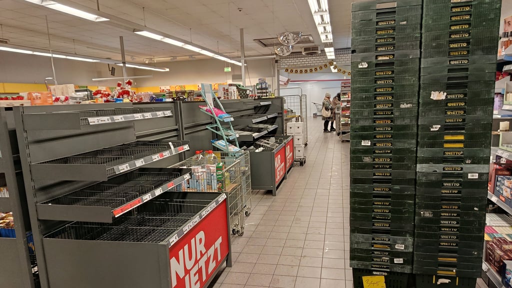 Die Regale des Discounters in Magdeburg sind weitgehend ausgeräumt – die Schließung ist besiegelt. 