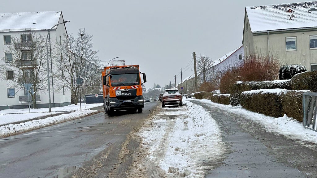Hier wird es eng: Weil in der Krondorfer Straße Autos parken dürfen, haben größere Fahrzeuge häufiger Platzprobleme. 