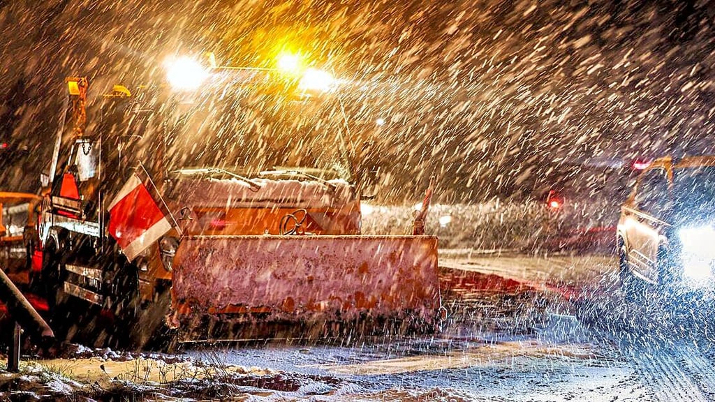 Ein Winterdienstauto im Einsatz. 