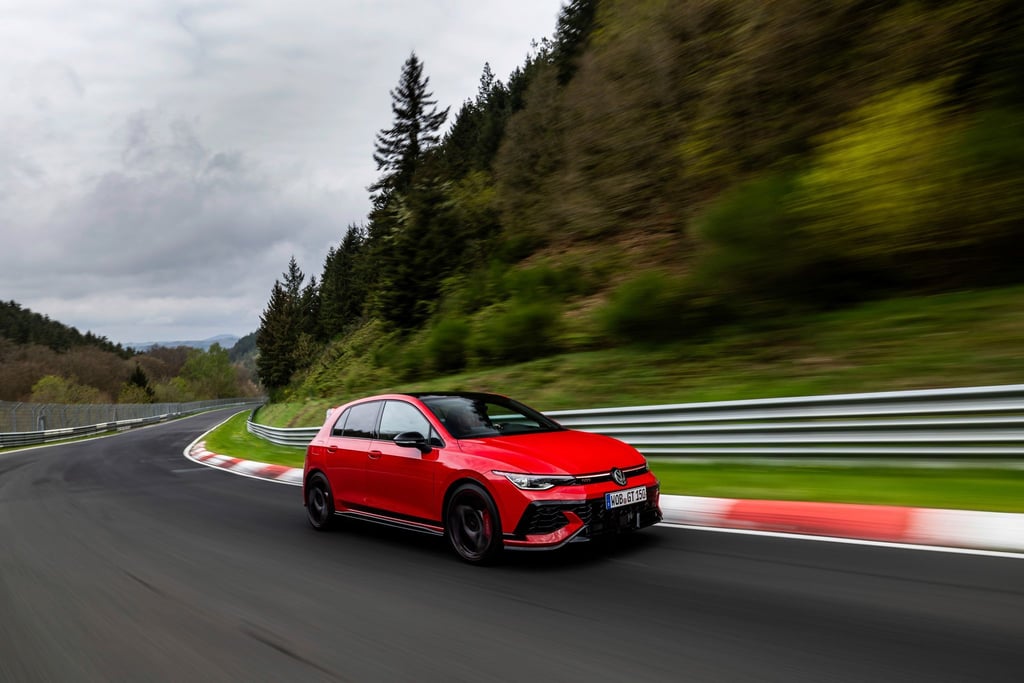 Sportlicher Jubiläums-GTI: Der Golf GTI Edition 50 hat mehr Leistung und Track-Tuning. Das Performance-Paket macht ihn rennstreckentauglich – kostet aber extra.