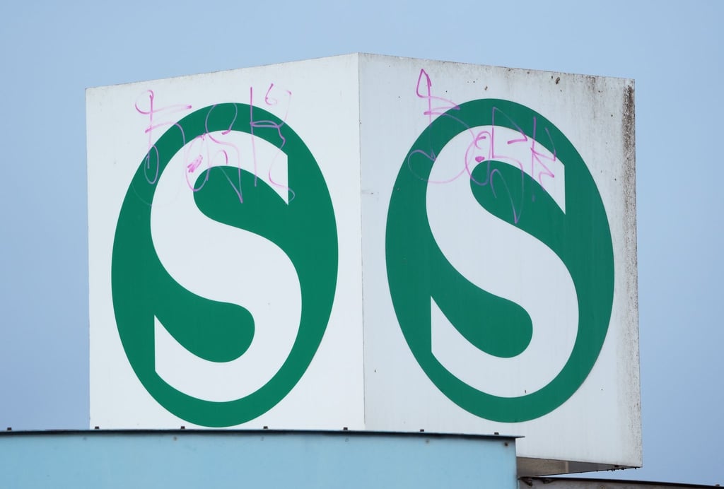 Die S-Bahn Berlin will während des Warnstreiks bei der BVG am Montag zusätzliche Züge auf der Linie S1 fahren lassen. (Archivbild)