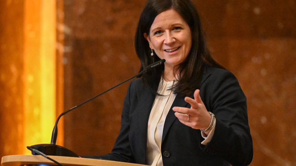 „Unser Anspruch ist es, Pflegekindern sichere und stabile Lebensorte zu bieten und Pflegefamilien nachhaltig zu unterstützen“, sagt Senatorin Günther-Wünsch. (Archivbild)