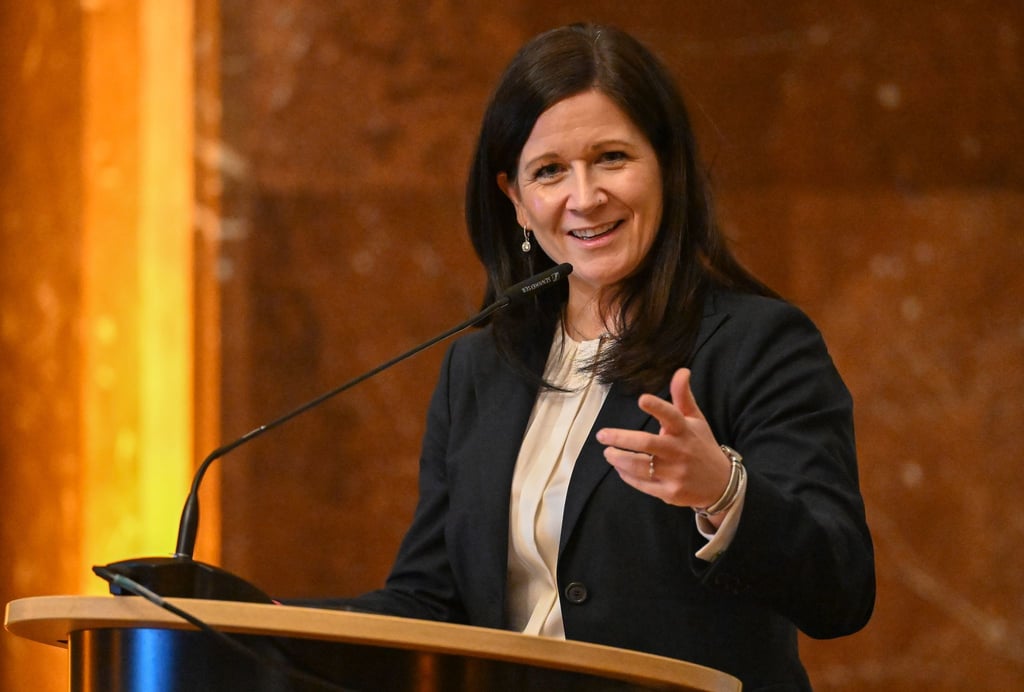 „Unser Anspruch ist es, Pflegekindern sichere und stabile Lebensorte zu bieten und Pflegefamilien nachhaltig zu unterstützen“, sagt Senatorin Günther-Wünsch. (Archivbild)