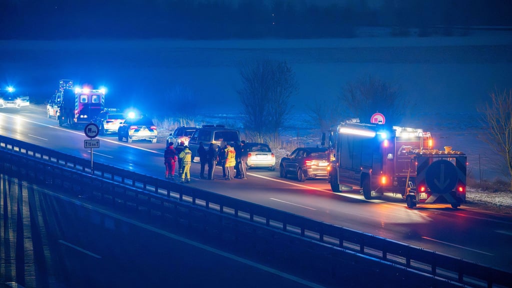 Die Polizei hat die A3 im Landkreis Regensburg in beide Richtungen gesperrt.