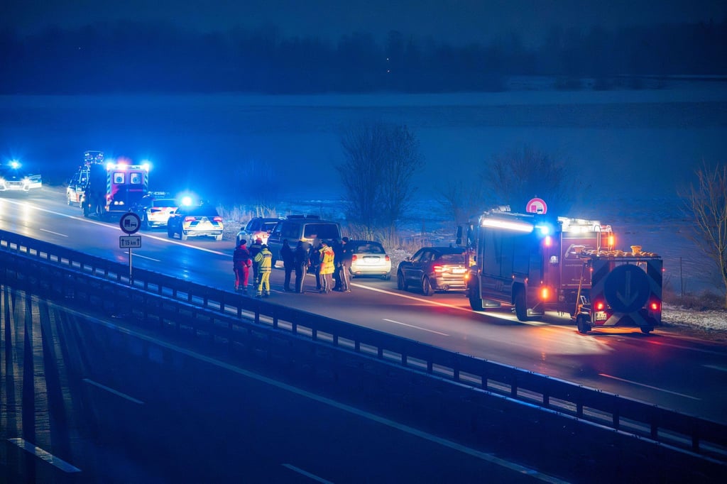 Die Polizei hat die A3 im Landkreis Regensburg in beide Richtungen gesperrt.
