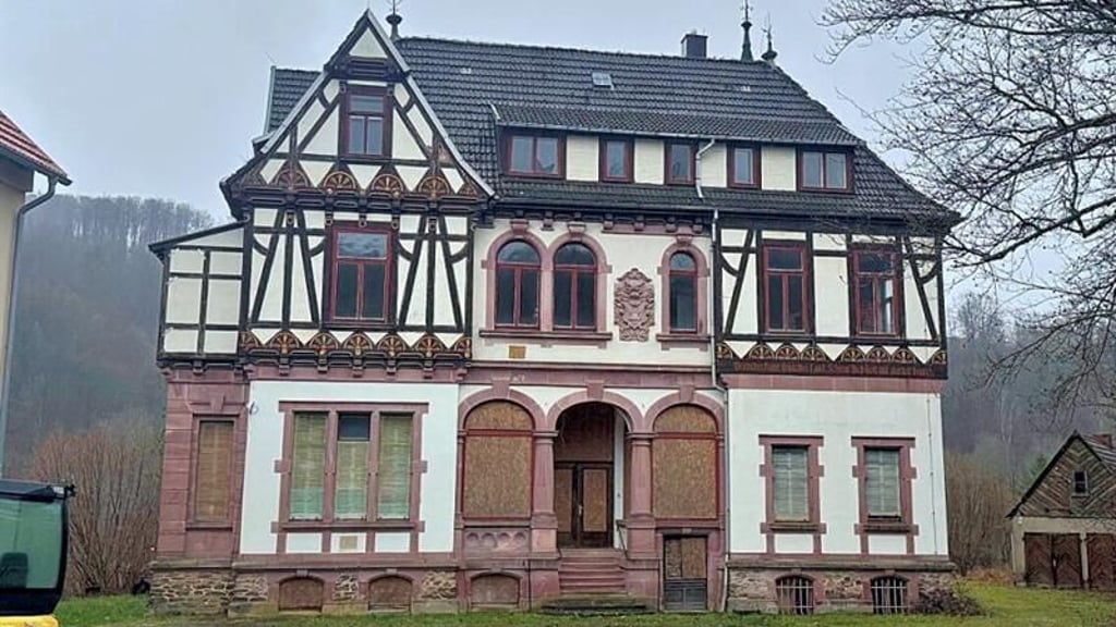 Das einstige Stolberger Krankenhaus steht seit vielen Jahren leer. Unter seinem Dach könnten ein Montantouristisches Zentrum und ein Gemeindezentrum entstehen.