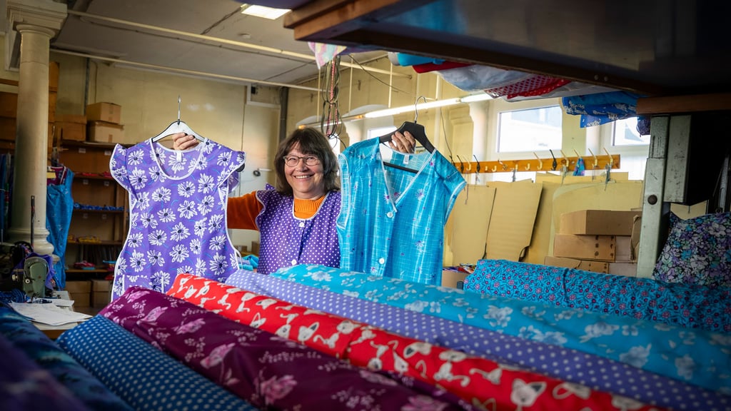 Die gepunkteten Dederon-Schürzen sind laut Birgit Mädler nach wie vor der Dauerbrenner. Es gibt sie als Kleider- oder Hosenschürzen, zum Knöpfen oder Binden.
