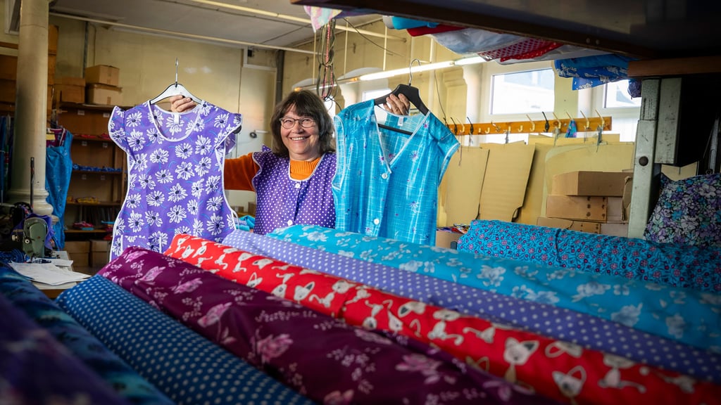 Die gepunkteten Dederon-Schürzen sind laut Birgit Mädler nach wie vor der Dauerbrenner. Es gibt sie als Kleider- oder Hosenschürzen, zum Knöpfen oder Binden.