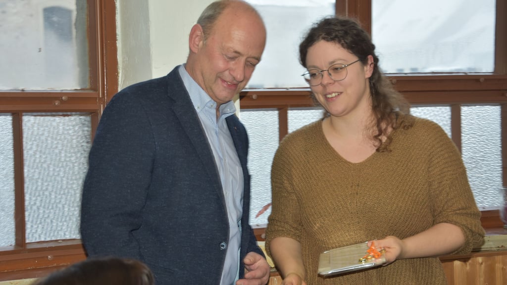 Gemeinekirchenverbandsvorsizender Klaus-Ulrich Dressel hatte Doreen Maier beim Neujahrsempfang mit einem Präsent für ihre bisherige Arbeit gedankt. Bald müssen er und andere sie ganz verabschieden.