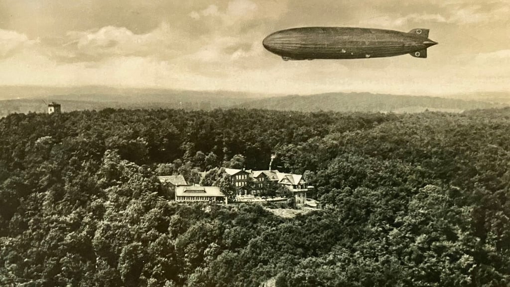 Diese Postkarte zeigt ein Luftschiff über dem Berghotel Rosstrappe. Die „Graf Zeppelin“ schwebte 1934 über Thale, wie in Heiko Gollas neustem Buch zu erfahren ist.