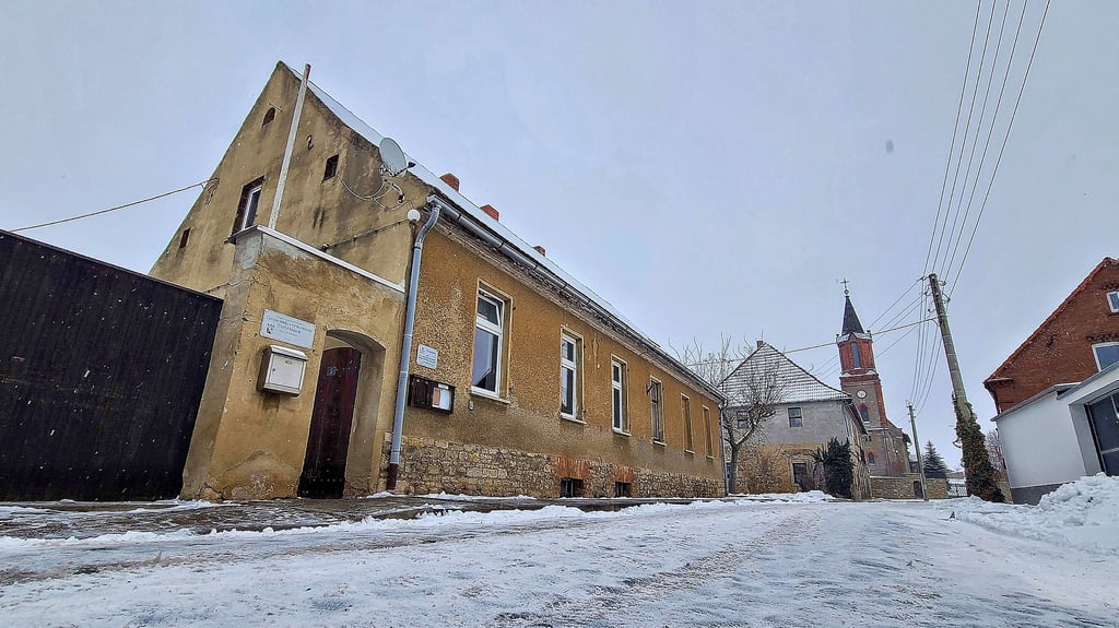 Der Kultur- und Heimatverein Mehringen will die alte Schule in der Kirchstraße, die zuletzt als Ärztehaus diente und seit Jahren leer steht, mit EU-Geldern zum Dorfgemeinschaftshaus umbauen. 