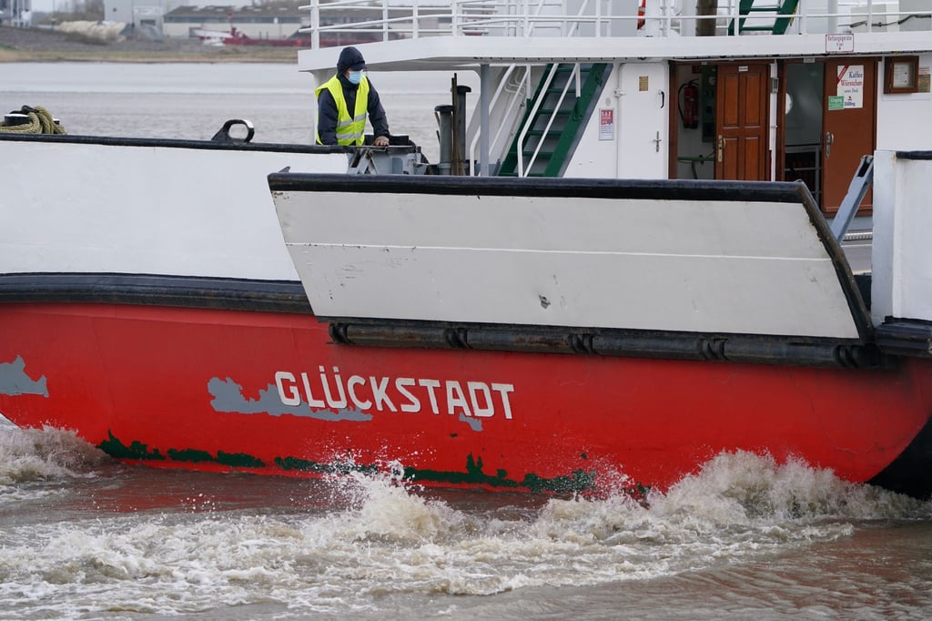 Die Elbfähre Glückstadt Wischhafen pausiert wegen treibender Eisschollen und der aktuellen Ostwetterlage. (Symbolbild)
