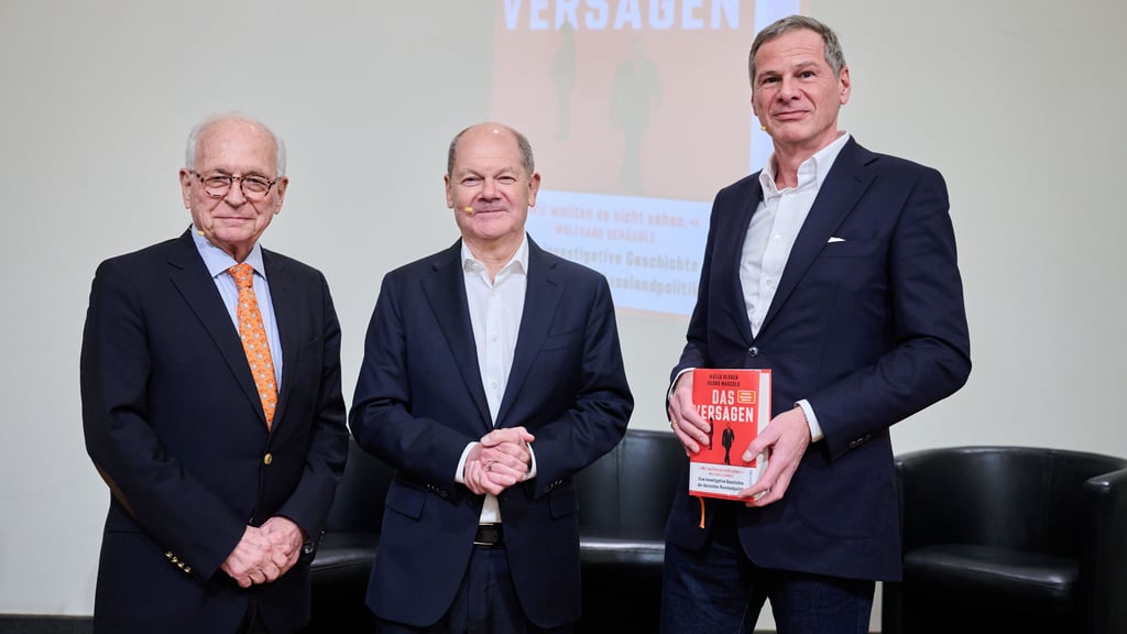 Ex-Botschafter Wolfgang Ischinger, der früherer Bundeskanlzer Olaf Scholz (SPD) und Autor Georg Mascolo bei der Vorstellung von „Das Versagen".