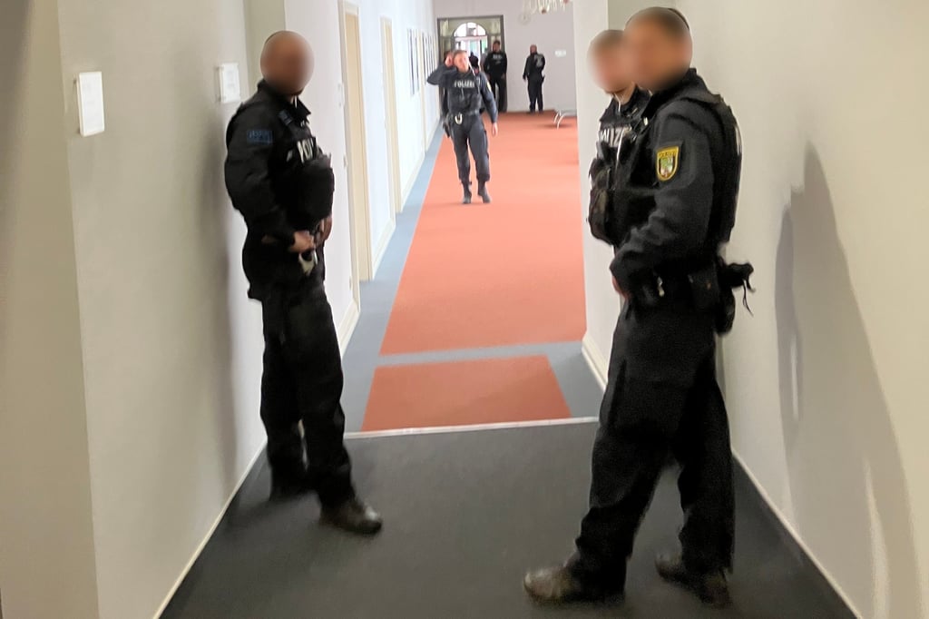 Waffe am Gürtel: Bereitschaftspolizisten sichern am 1. Juli 2025 einen Flur im Landtagsgebäude.