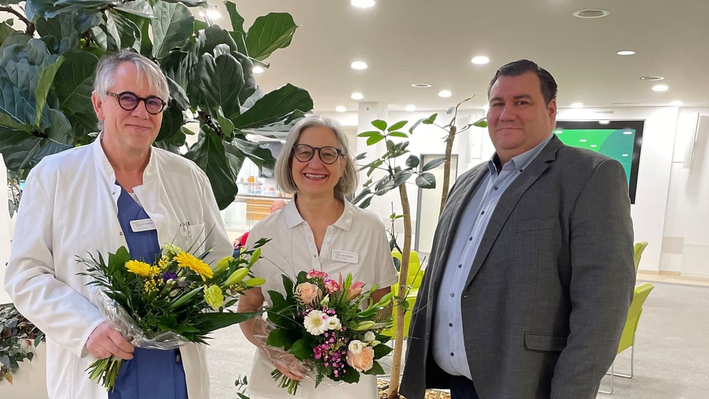 Stabübergabe in der Helios Klinik Köthen (v.l): Prof. Peter Trommler, Prof. Brigitte Kipfmüller und Klinikgeschäftsführer Tobias Spotka