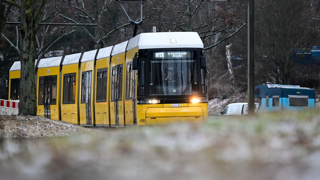Wegen vereister Oberleitungen wurde der Straßenbahnverkehr in Berlin am Anfang der Woche komplett eingestellt.