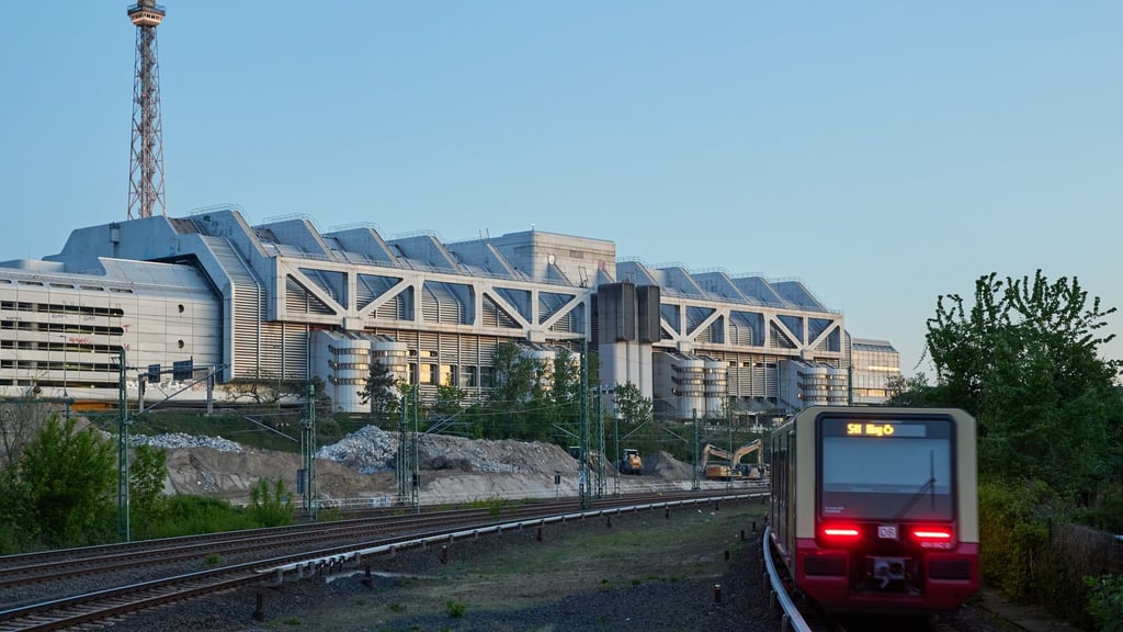 Am Morgen müssen Fahrgäste ein bisschen länger warten als gewohnt. (Archivbild)