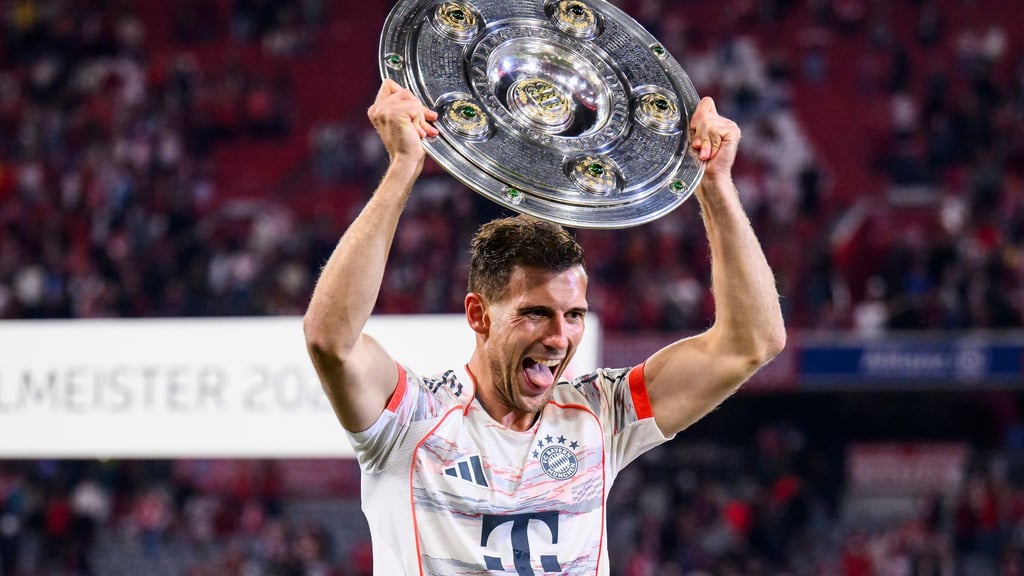 Mit „vollen Händen“, wie hier mit der Meisterschale 2025, will sich Leon Goretzka aus München verabschieden.