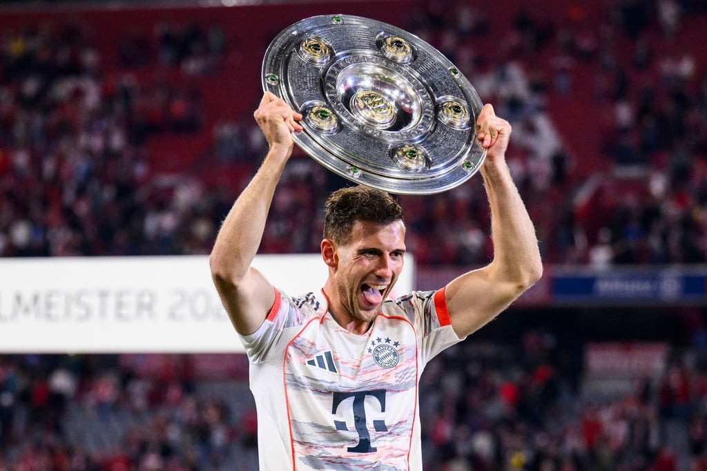 Mit „vollen Händen“, wie hier mit der Meisterschale 2025, will sich Leon Goretzka aus München verabschieden.