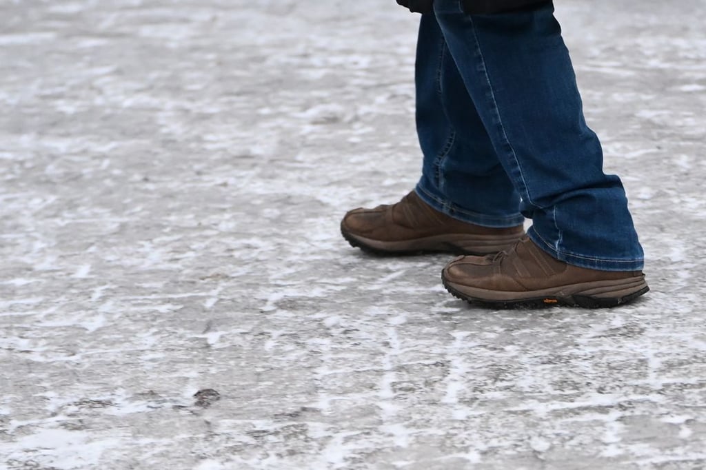 In Großgräfendorf ist eine Frau wegen ausgerutscht und hat sich den Arm gebrochen. Sie erhebt nun Vorwürfe gegen die Stadt.