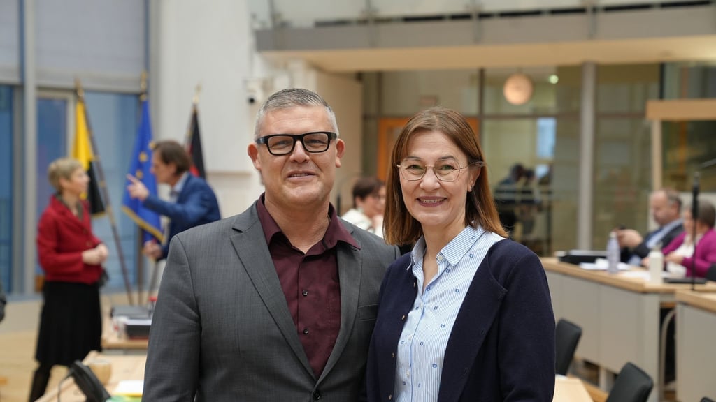Die GardlegenerLandtagsabgeordneten  Oliver Stegert (SPD) und Sandra Hietel (CDU) im Landtag von Sachsen-Anhalt. Gemeinsam mit Carsten Borchert (CDU) hatten sie Sozial-Ministerin Petra Grimm-Benne auf das drohende finanzielle Aus für das Altmark-Klinikum angesprochen.