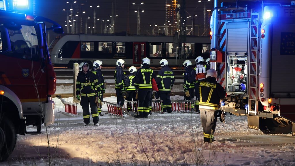 Die Feuerwehr Halle startete am Mittwoch gegen 18 Uhr mit der Evakuierung des Zuges unweit der Berliner Brücke.