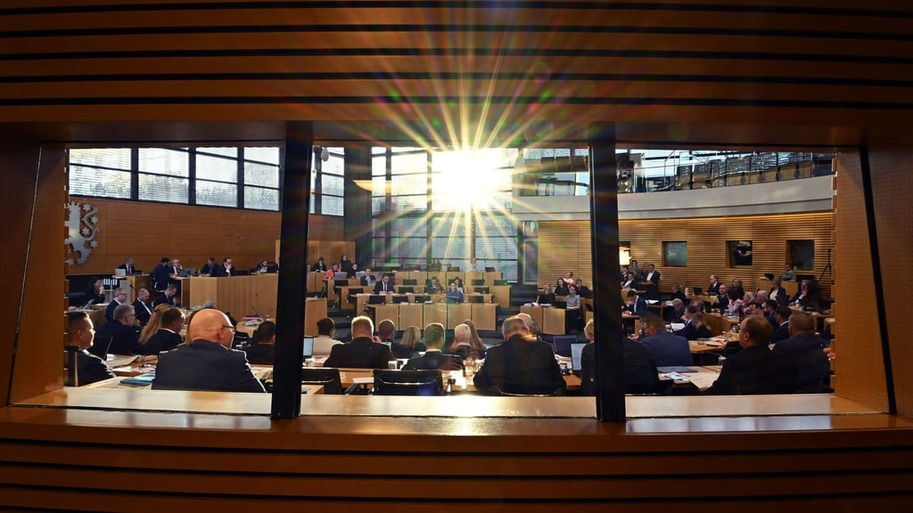 Im Thüringer Landtag soll sich Ministerpräsident Mario Voigt (CDU) einem konstruktiven Misstrauensvotum stellen, das die AfD-Fraktion beantragt hatte. (Archivbild)