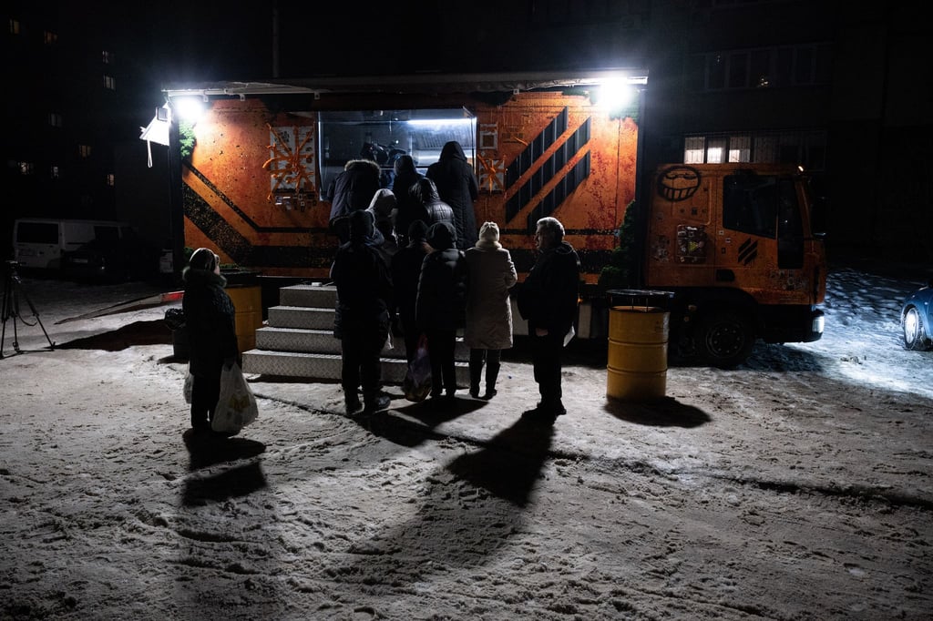 In Kiew stehen Bürger für warme Mahlzeiten Schlange, da es in vielen Häusern weder Strom noch Fernwärme gibt.