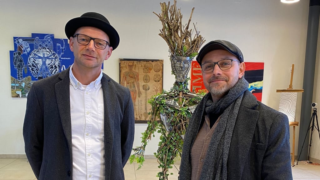 Sebastian Hartwig (links) und Andreas Brüggemann in ihrer Ausstellung im Kulturbahnhof Halberstadt.