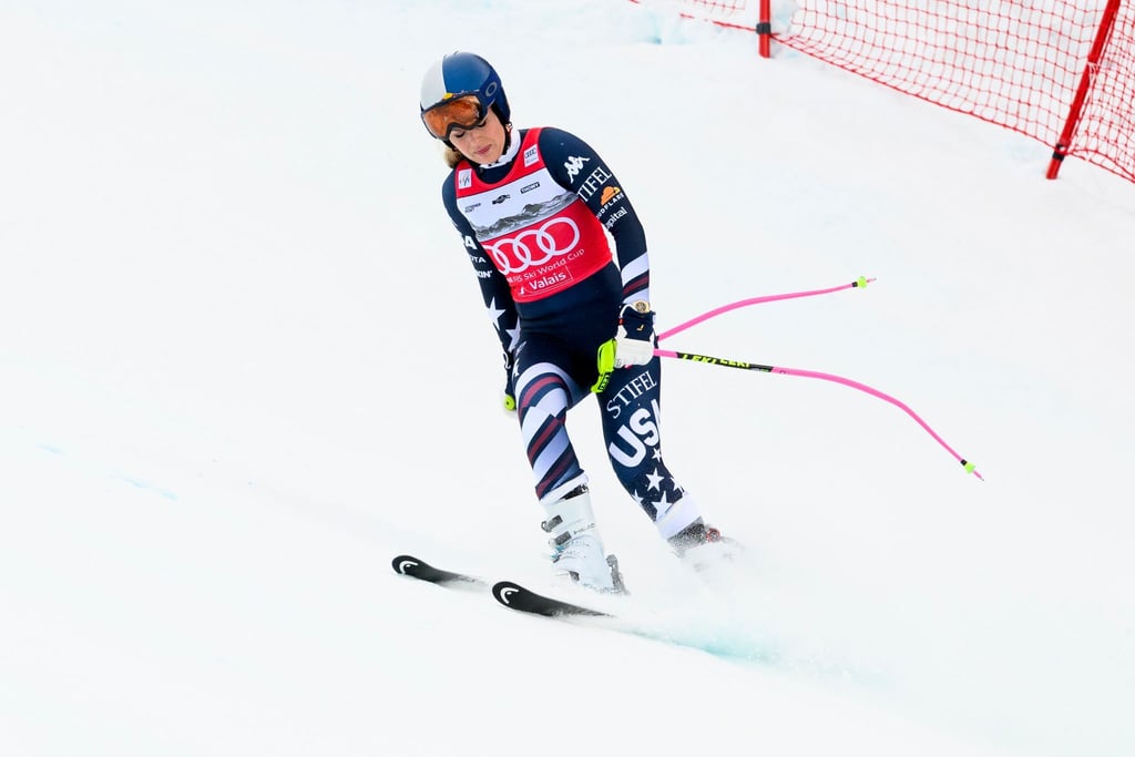 Lindsey Vonn rutscht nach ihrem Sturz in Crans-Montana langsam ins Ziel.