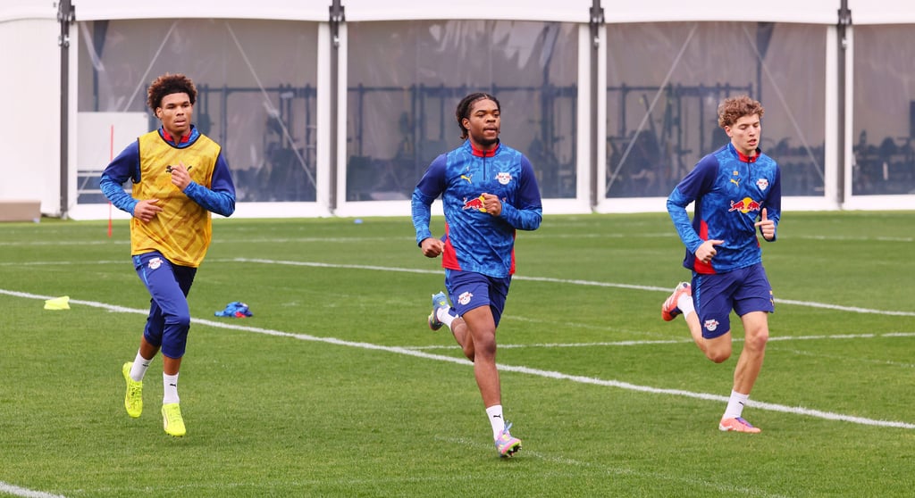 Samba Konaté (l) und Benno Kaltefleiter (r) im Trainingslager von RB Leipzig.