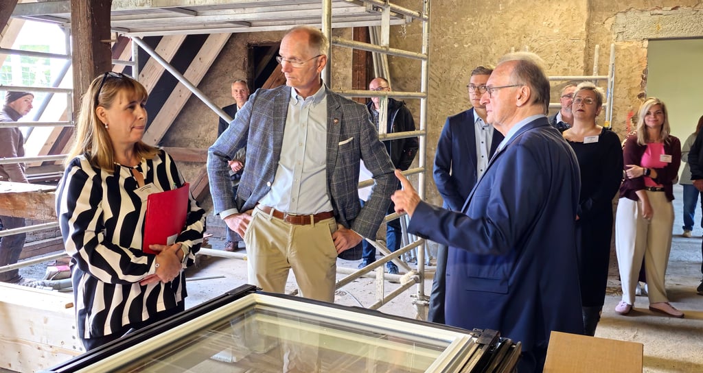 Im Oktober besuchte Reiner Haseloff (r.) die Schule und mit Schulleiterin Manuela Aretz und Andreas Dittmann die Hortbaustelle.