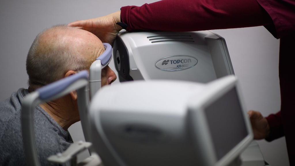 In der Einrichtung in Salzwedel gibt es keinen Arzt - die Patienten werden vor Ort ausschließlich von medizinischen Fachangestellten, Optikermeisterinnen und Optikerinnen betreut.