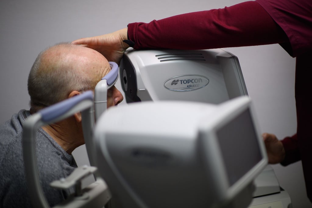 In der Einrichtung in Salzwedel gibt es keinen Arzt - die Patienten werden vor Ort ausschließlich von medizinischen Fachangestellten, Optikermeisterinnen und Optikerinnen betreut.