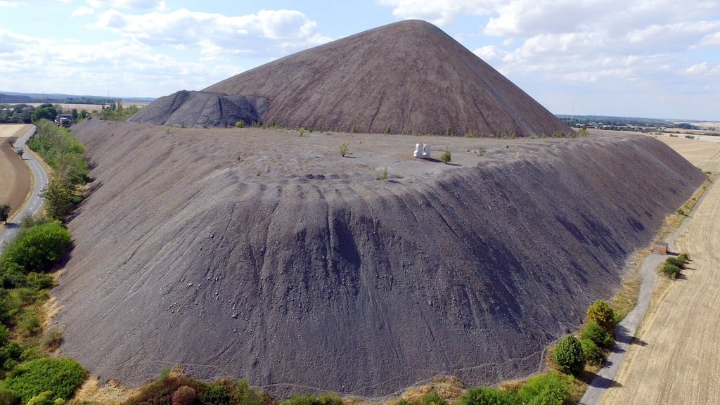 Das Erbe des Mansfelder Bergbaus - hier die Halde des ehemaligen Thälmannschachts - soll bewahrt werden.