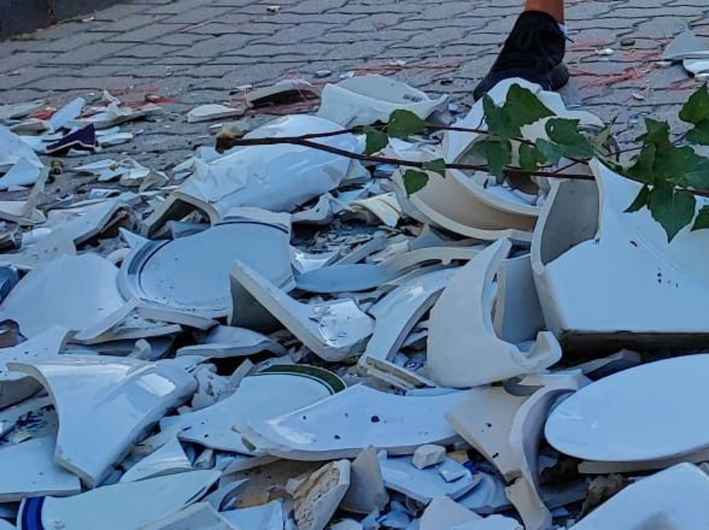 Weil er zu laut war, wurde ein Handwerker mit Geschirr beworfen. 