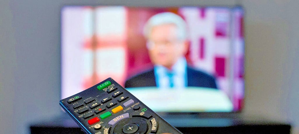 Wenn das Gehör beim Fernsehempfang nicht mehr mitspielt, sind spezielle Kopfhörer gefragt. Sie müssen aber mit dem Gerät kompatibel sein.