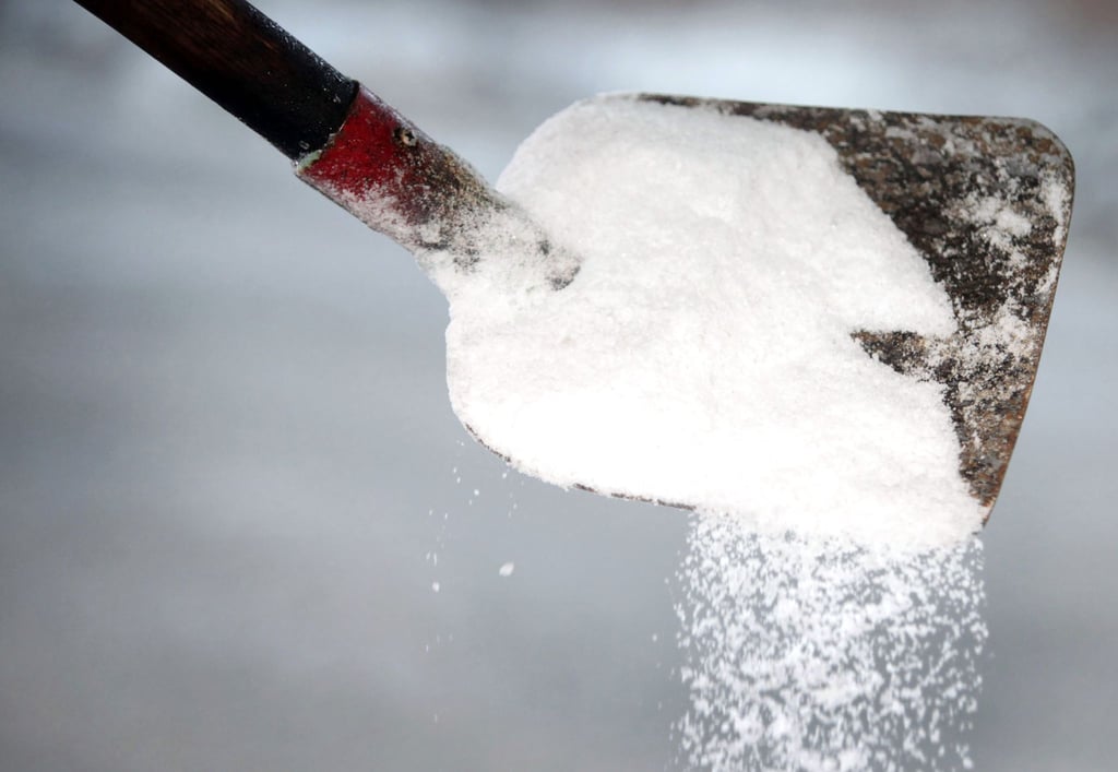 In Hamburg ist der Einsatz von Tausalz vorübergehend wieder erlaubt. (Symbolbild)