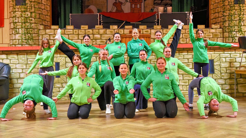 Die kleinen Funken vom Schraplauer Carneval Club üben gemeinsam mit den Trainerinnen Olivia Lindner und Sarah Rutsch (hinten Mitte). 