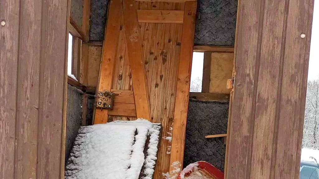 Türen und Fenster wurden aus Hochstühlen herausgerissen.