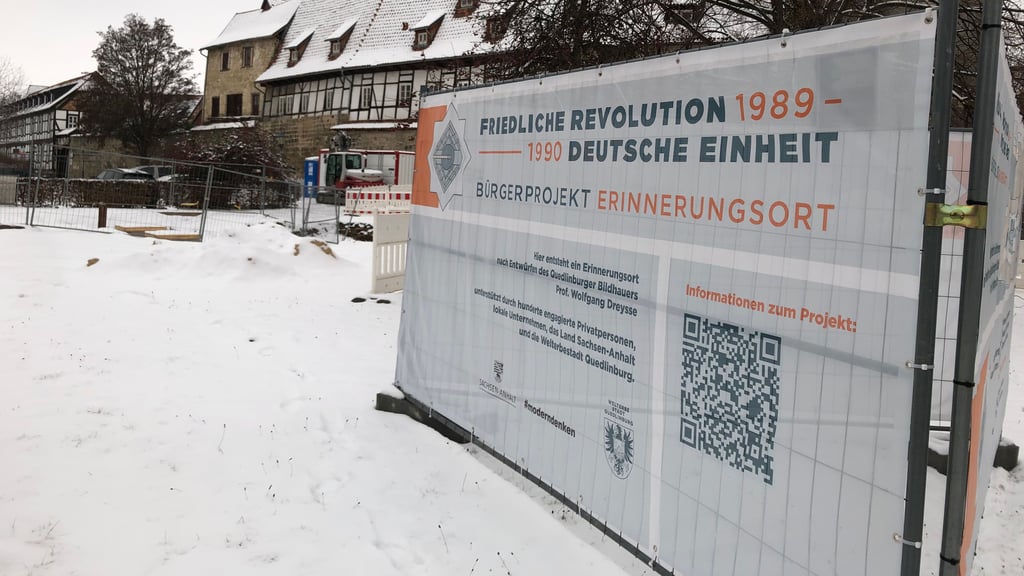 Aktuell ist Winterpause auf der Baustelle für den Denkmal-Brunnen in Quedlinburg. Der Termin, wann er übergeben werden soll, steht jetzt fest.